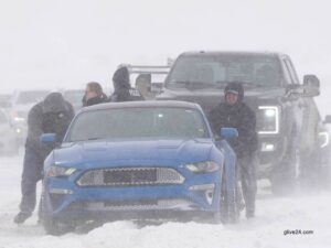 As winter storms approach the US, heavy snow snarls traffic 2 winter storms approach
